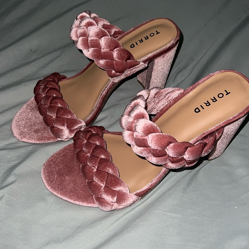 Torrid dusty rose velvet heels size 9.5 NEW